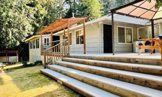 Bothell House | Cozy 1BR w/Garden Oasis and Free Parking