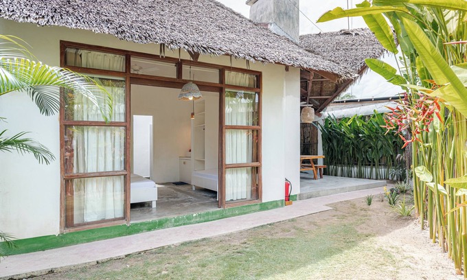 Catangnan House | Cozy 2-bd bungalow in GL with generator kitchen & shared pool