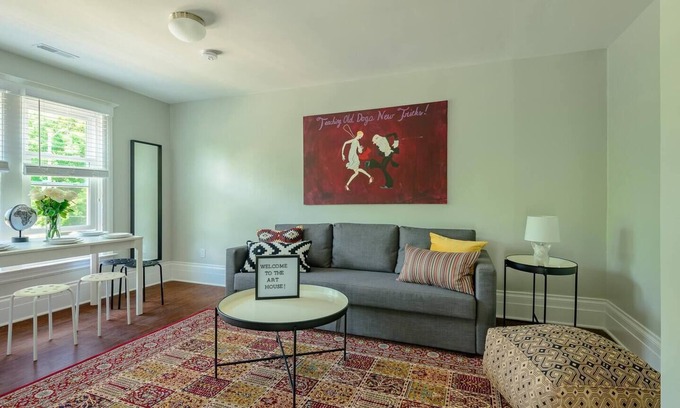 Detroit Apartment | Cozy 2 bed|1ba apt in West Village w/parking