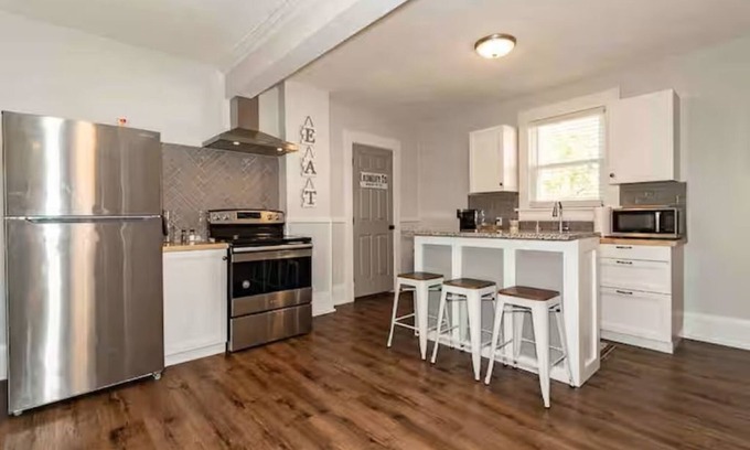 Willoughby Apartment | Cozy 2-Bedroom, 2 Bathroom Getaway