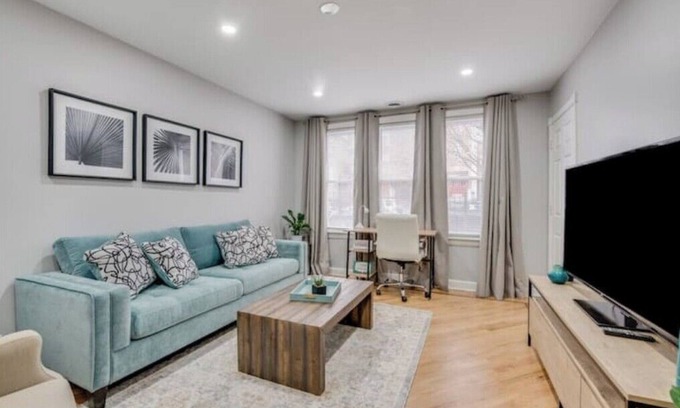 Avondale Apartment | Cozy 2-bedroom apartment in awesome Chicago with Free Parking