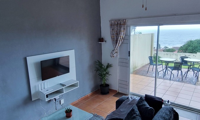Margate Apartment | Cozy 2-bedroom apartment in tranquil Margate with WiFi