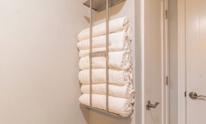 Saugus Apartment | Cozy 2-bedroom apartment near Boston with free Wi-Fi, parking, laundry & dryer