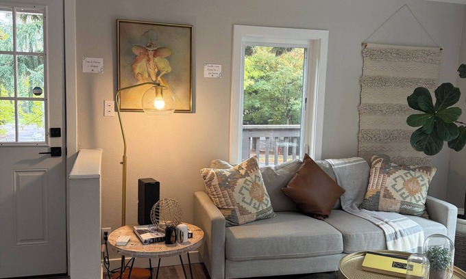 Tukwila House | Cozy 2 bedroom bungalow house in Tukwila close to airport, minutes from Seattle!