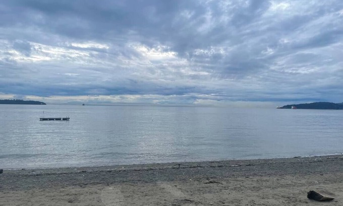 West Vancouver House | Cozy 2 bedroom garden level suite 5 min walk to Dundrave beach and Village