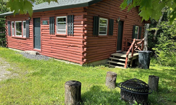 West Dover Cabin | Cozy 2-bedroom cabin near Mount Snow 3 min drive