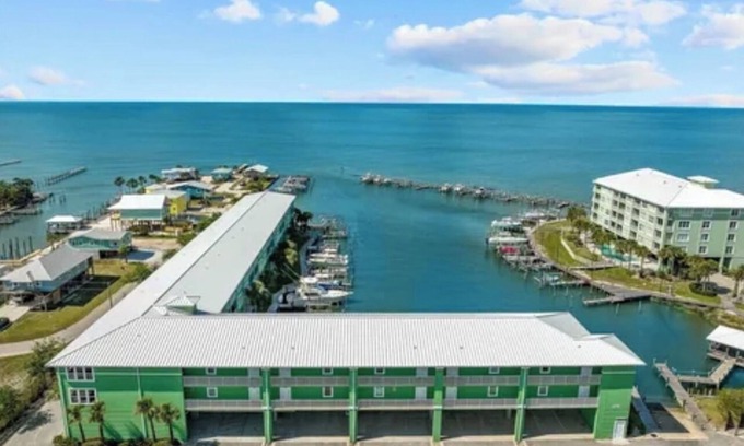 Fort Morgan Condo | Cozy 2-bedroom condo on the bay near Gulf Shores with fishing and beach access