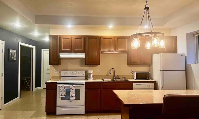 Lansing Condo | Cozy 2-bedroom condo with WiFi, AC in fabulous Lansing