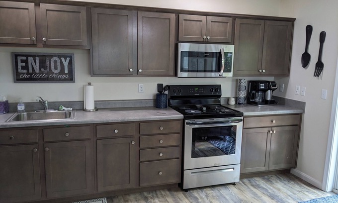Albany Apartment | Cozy 2-bedroom corporate apartment minutes from Lake Cumberland Kentucky.