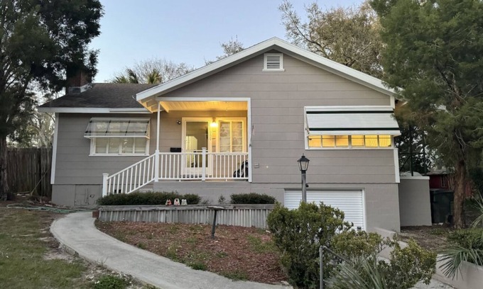 Clermont House | Cozy 2 bedroom downtown Clermont . Lake views by the West Orange Bike Trail.