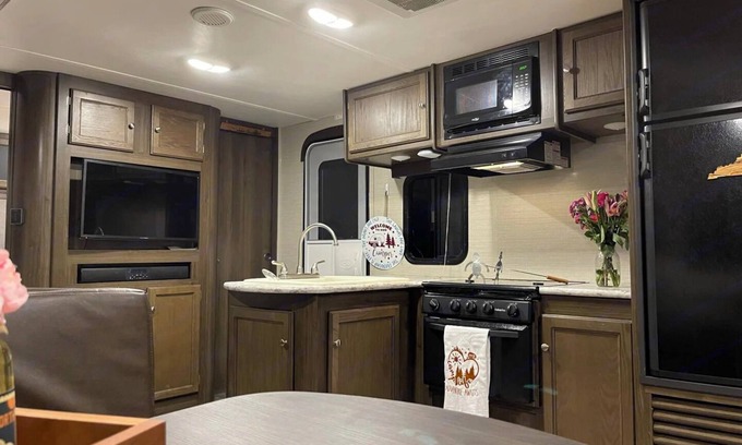 Lexington House | Cozy 2-bedroom Glamping RV with AC, fitness room, WiFi at KHP