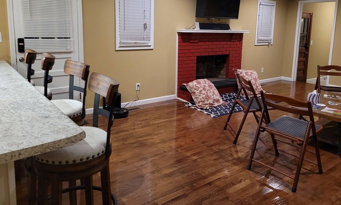 Mount Sterling House | Cozy 2 bedroom home with free covered parking