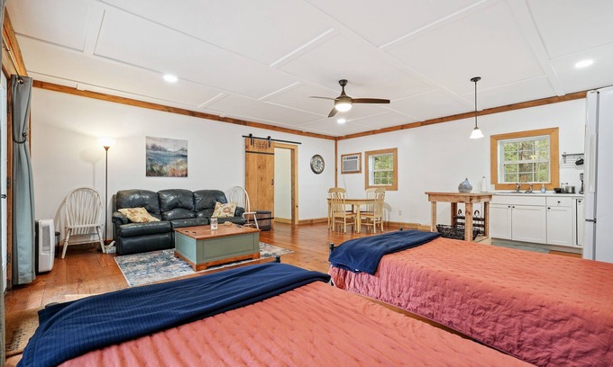 Ellijay Cabin | Cozy 2-bedroom HILLTOP COTTAGE in peaceful Ellijay with AC, WiFi