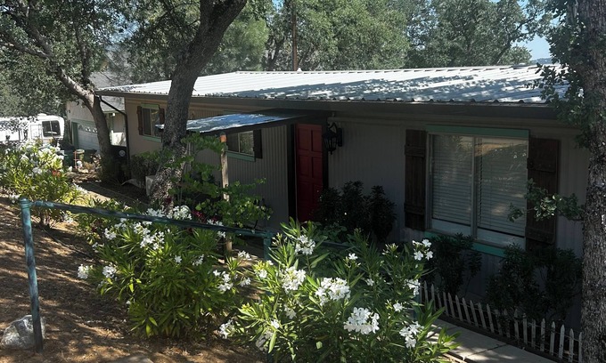 Clear Lake House | Cozy 2-bedroom home in amazing Clearlake with AC, WiFi, Boat Parking