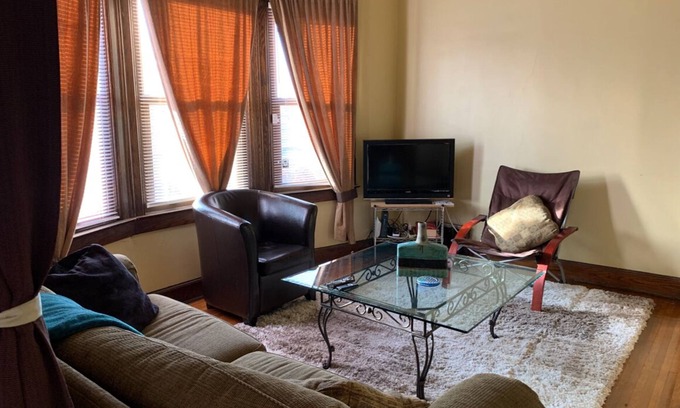 Detroit Apartment | Cozy 2 bedroom home in North Corktown with a yoga zen space