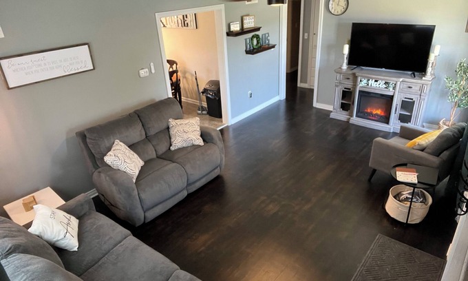 McPherson House | Cozy 2-bedroom home near McPherson College/park with HUGE yard- NO CLEANING FEES