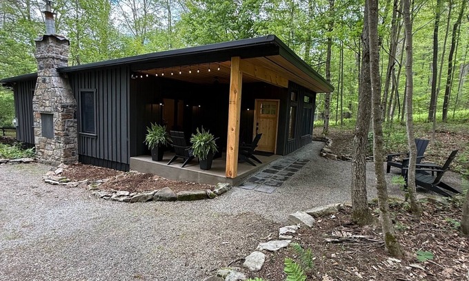 Rockwood House | Cozy 2-bedroom house close to Seven Springs & Hidden Valley, sleeps up to 8