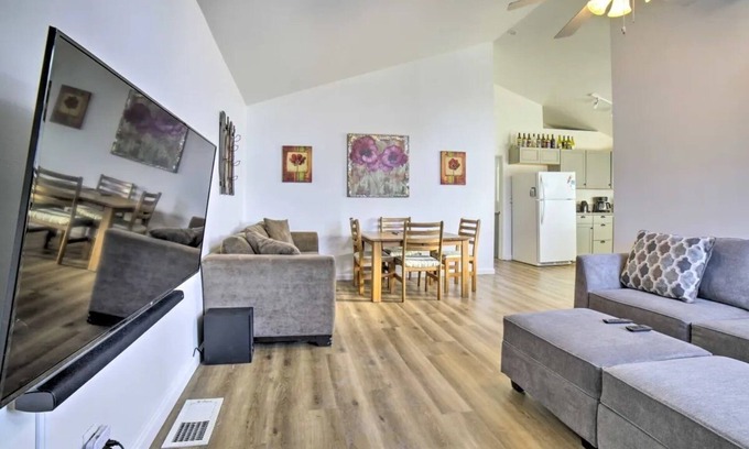 West University House | Cozy 2-bedroom house in Reno near UNR - Sleeps 7