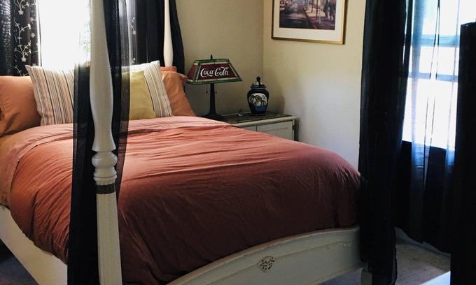 West End House | Cozy 2-bedroom house in charming San Rafael with AC, WiFi