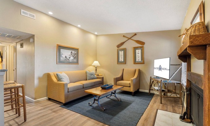 Kimberling City House | Cozy 2-Bedroom Bungalow-Near Table Rock Lake-Free Tickets-Cmty Pool-Pickleball