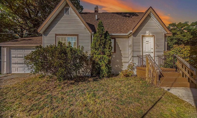 Muskegon Heights House | Cozy 2 Bedroom with King Bed, 2 Full Bathrooms Conveniently located in the heart of Muskegon!