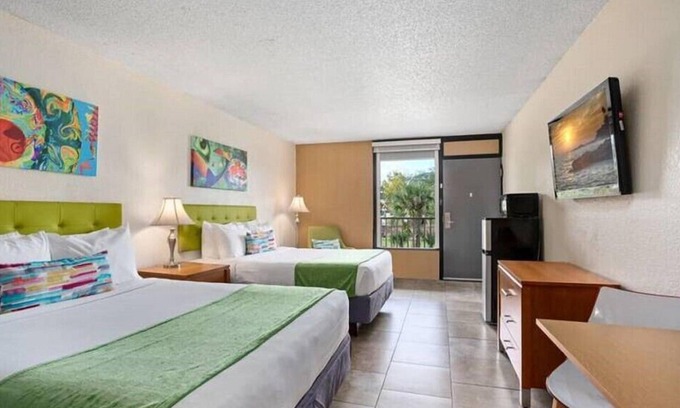 Historic Downtown Kissimmee Hotel | Cozy 2 DBL Beds Room w 2 Pool Beds Near Local-favorite Spots