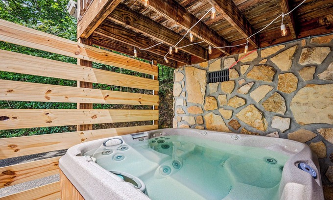 Caton Cabin | COZY 2BD Cabin in the Woods +Fireplace/HOT TUB