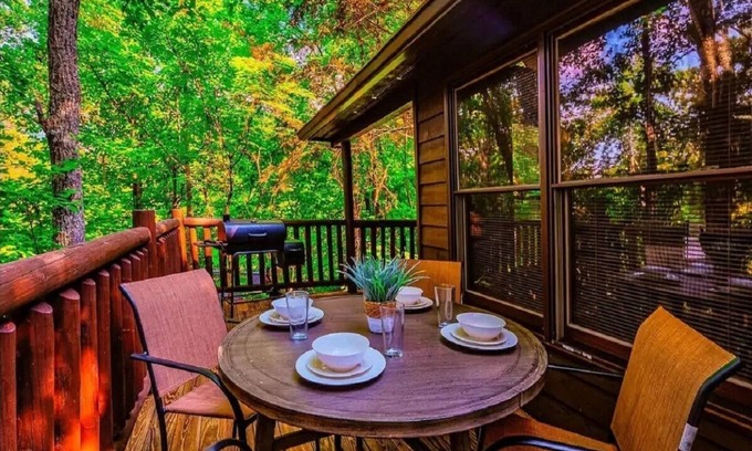 Wears Valley Cabin | Cozy 2BD Cabin w/HOT TUB! Pool Table + Near TOWN!