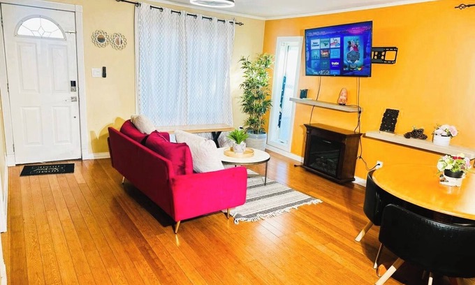 North Central Edmonton House | Cozy 2BER Home Near Commonwealth Stadium