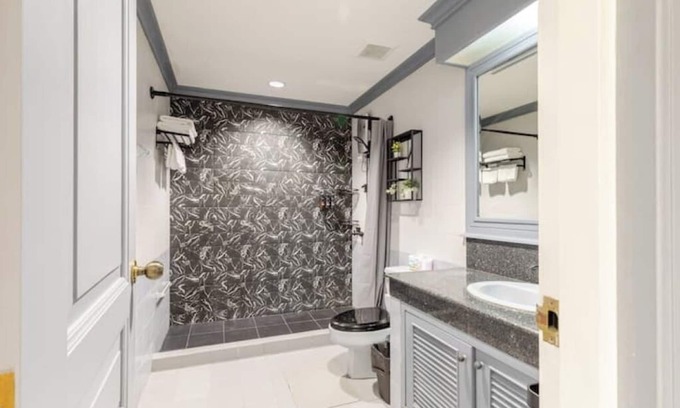 Ploenchit Apartment | Cozy 2BR Apt in Central Bangkok 5 mins BTS 110 SQM