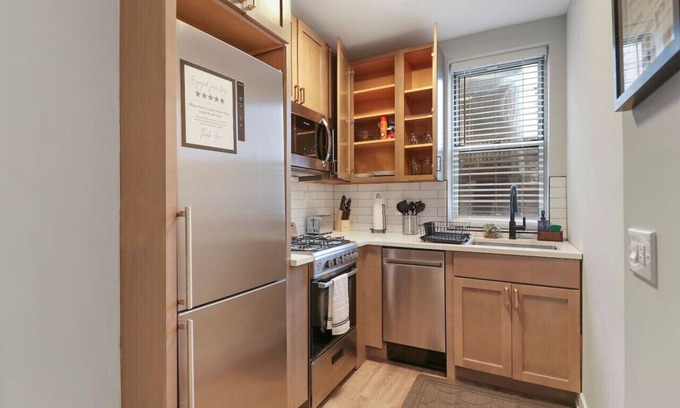 Chicago Apartment | Cozy 2BR Apt - Perfect for a Seamless Stay