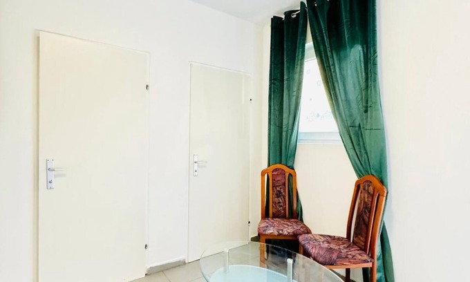 Liesing Apartment | Cozy 2BR Apt Sleeps 6 Direct City Access