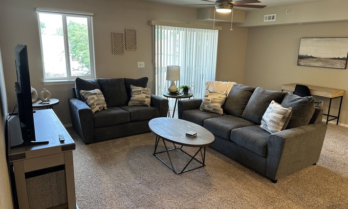 Greeley Condo | Cozy 2BR condo near hospitals/shopping! Family-sized condo with pool/fitness!