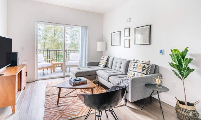 Redmond Apartment | Cozy 2BR in Redmond, Rooftop + Pet-Friendly