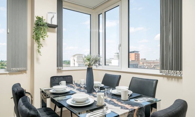 London Borough of Bromley Apartment | Cozy 2BR Retreat by Bromley Town Centre