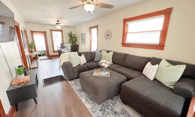 Great Falls House | Cozy 3 bed, 1-bath Dog-Friendly Retreat - Perfect for your Next Getaway!