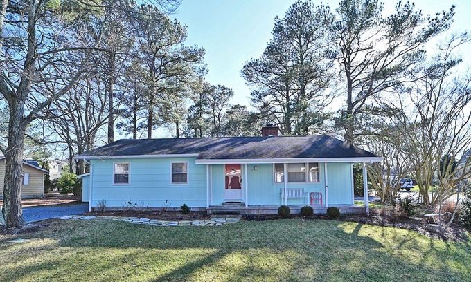 Bethany Beach Cottage | Cozy 3 bed/2bath Cottage House Minutes from the Beach! Wifi available, Beach Town, Trolley!