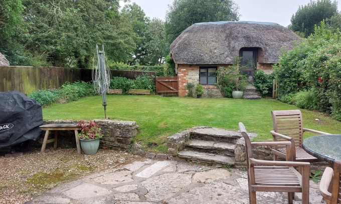 Chaldon Herring Cottage | Cozy 3 Bed Thatched Cottage near Durdle Door and Lulworth Cove