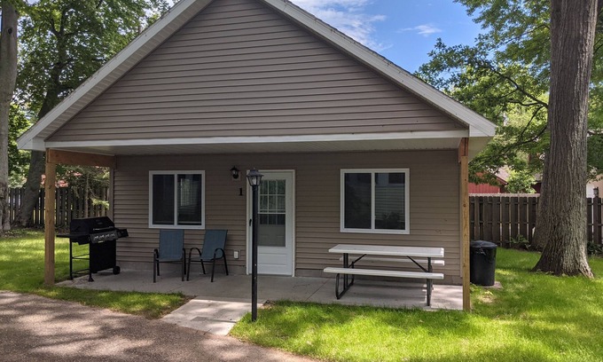 Houghton Lake Cabin | Cozy 3-bedroom cabin with lake view and access.