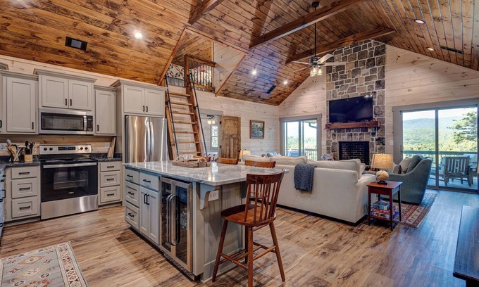 Clarkesville Cabin | Cozy, 3-bedroom cabin with Incredible Views. Central to Hiking and Lake Burton