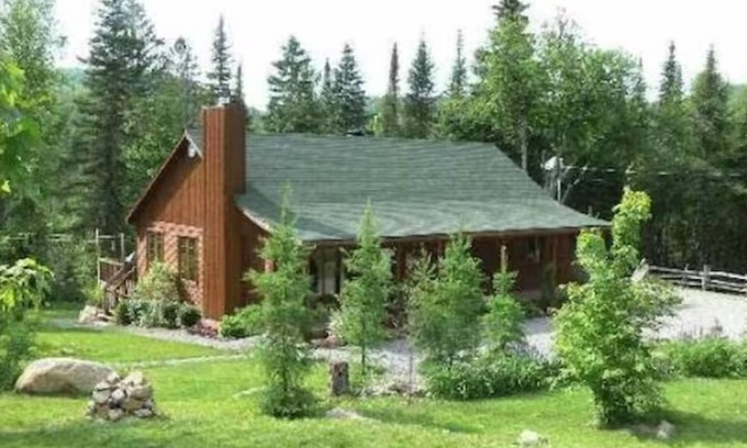 Saint-Faustin-Lac-Carre Ski Chalet | Cozy 3-bedroom chalet in lovely Mont-Blanc with WiFi and SPA.