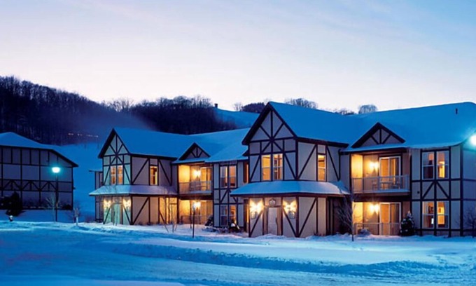 Boyne Falls Resort | Cozy 3-bedroom Combined resort in peaceful Boyne Falls with AC, WiFi