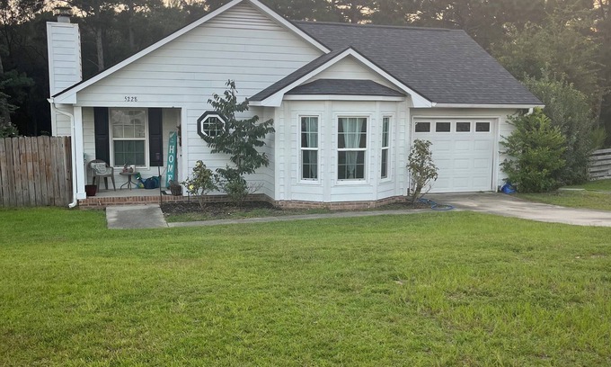 South View House | Cozy 3-bedroom cottage in Hope Mills