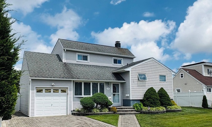 Plainedge House | Cozy 3-Bedroom House in Farmingdale! Near Bethpage Black, Village and Train!