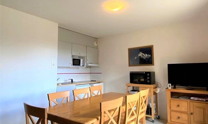 La Joue du Loup Ski Chalet | Cozy 3-Room Chalet for 7 with Shared Pool and Sauna in Les Flocons du Soleil