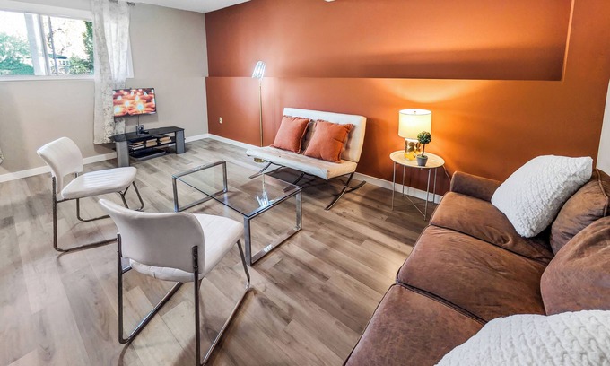Sunnyside House | Cozy 3BR Basement Suite with Wi-Fi by Bow River