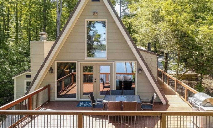 Dawsonville House | Cozy 3BR Cabin with Lake View in Dawsonville