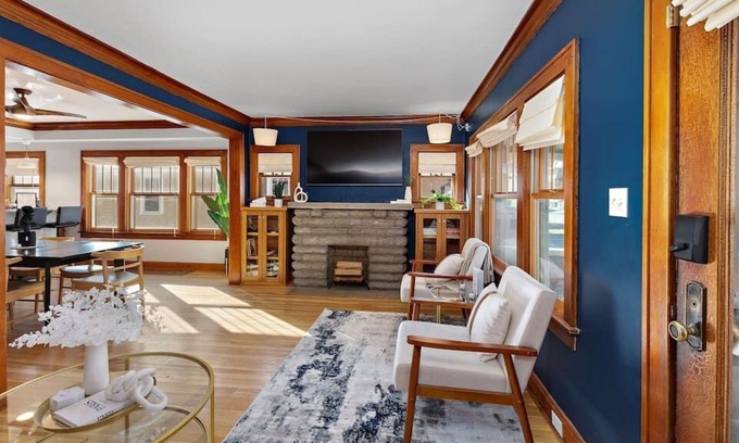 West Plaza House | Cozy 3BR Historic Home - Walk to Plaza & Westport