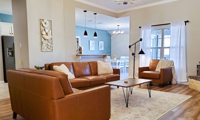 Wolfforth House | Cozy 4 Bdrm with spacious private primary suite