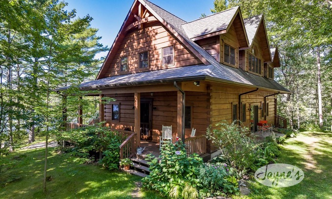 Gravenhurst Cottage | Cozy 4 bed 2 bath cottage on Pine Lake with 1 bed Bunkie! W Exposure! Hot Tub!